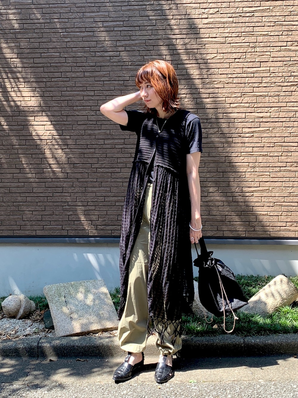 ブラック系のワンピース、ホワイト系のTシャツ/カットソー、ブラック系のエコバッグ/サブバッグを着用したレディースの夏コーディネートの1枚目の写真