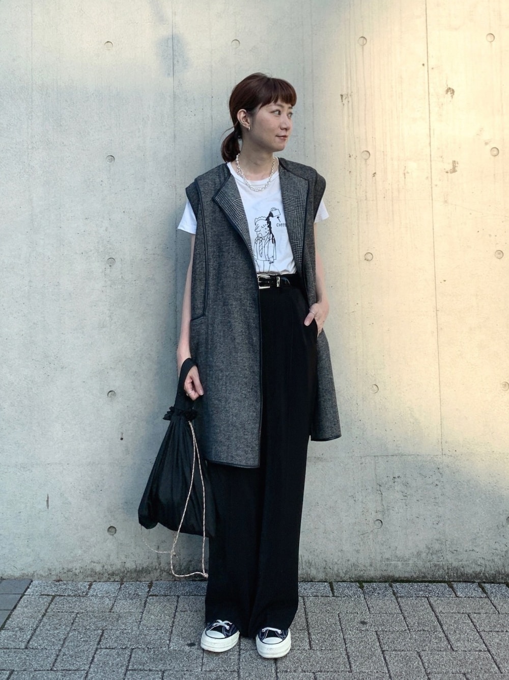 「シンプル、モノトーン、ロングベスト、Tシャツ、プリントT、大人女子、スニーカー、コンバース、モノトーンコーデ、ベスト」｜「HAREのダブルフェイスベスト(HARE)（その他アウター、グレー系）」を使った、inhhhan®さん（レディース・165cm）の秋コーディネートの1枚目の写真