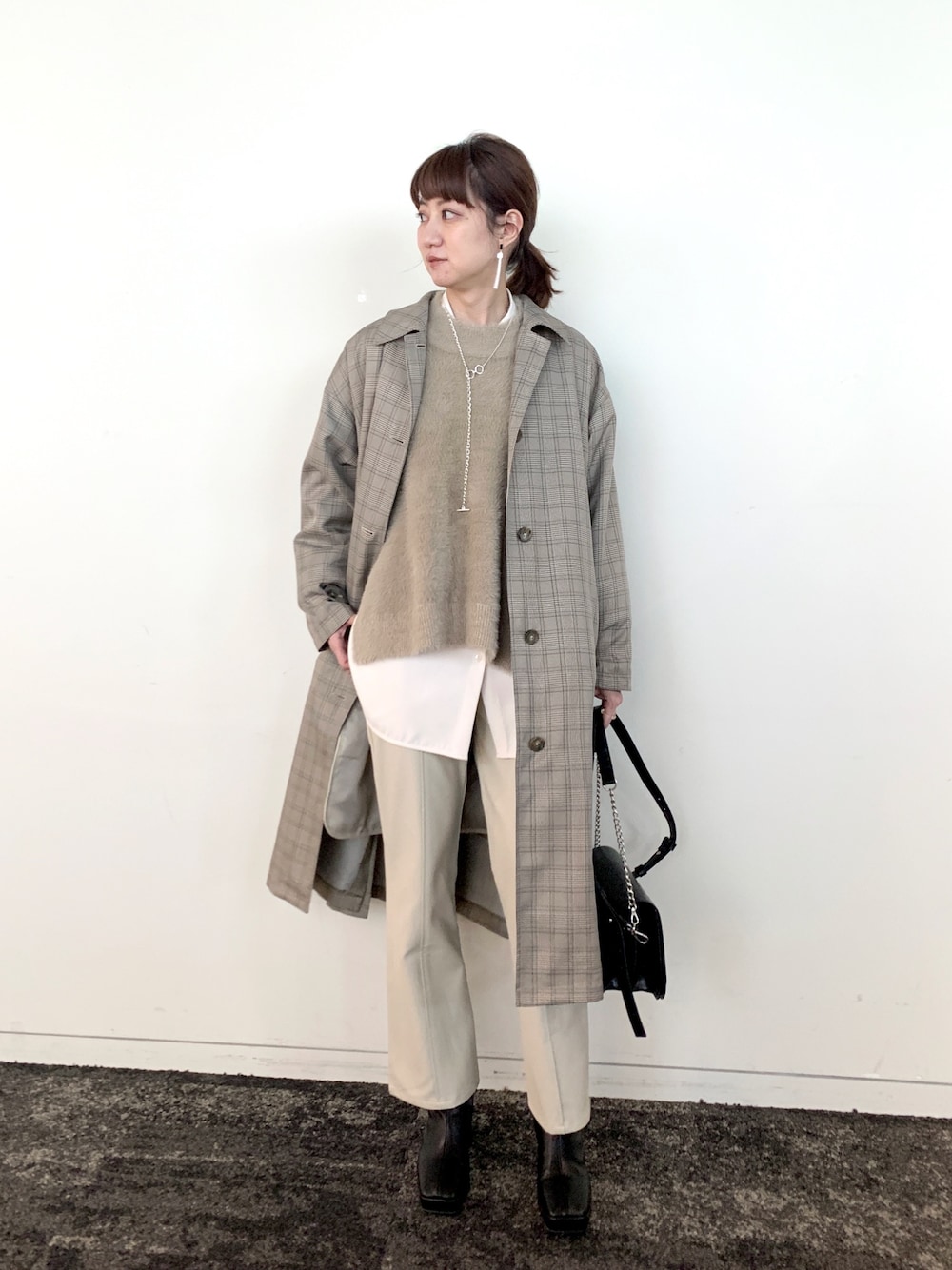「ワントーンコーデ、ワントーン、ベージュコーデ、レイヤード、レイヤードスタイル、レザーパンツ、シャギーニット、チェック、ベージュ、ニット」｜「HAREの7Gシャギーニット(HARE)（ニット/セーター、ベージュ系）」を使った、inhhhan®さん（レディース・165cm）の秋コーディネートの1枚目の写真