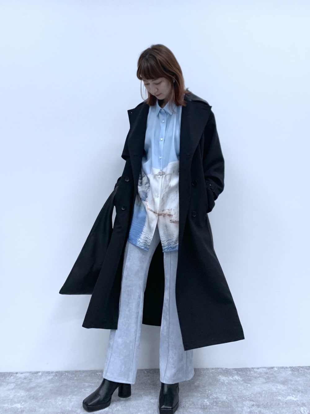 「HARE、コートスタイル、春色、シンプルコーデ、春コーデ、ブルーコーデ、モードカジュアル、フォトT、HARELADIES、私の推しブランド」｜「HAREのレザーキリカエトレンチコート(HARE)（トレンチコート、ブラック系）」を使った、inhhhan®さん（レディース・165cm）の冬コーディネートの1枚目の写真