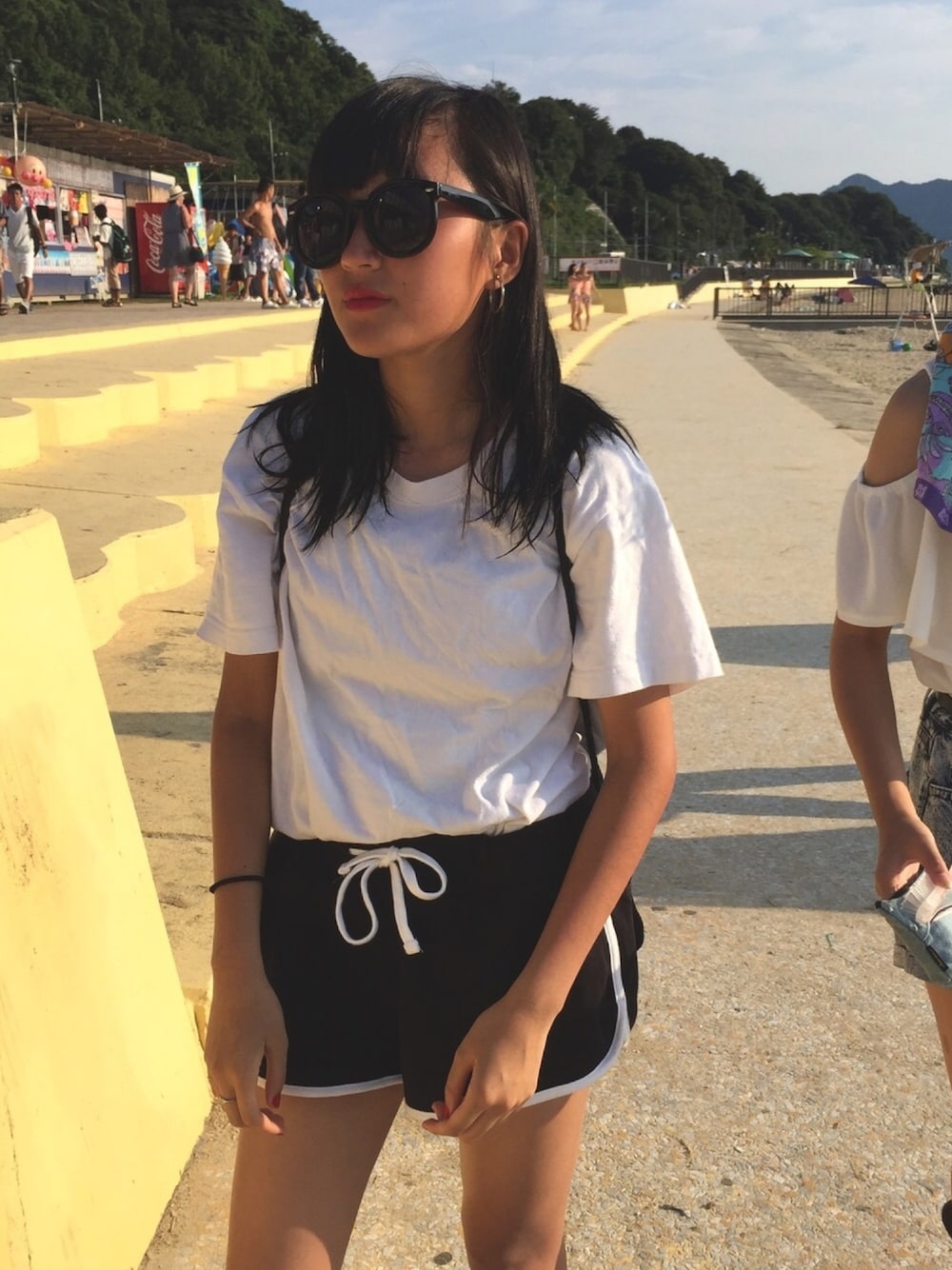 「海コーデ、中学生、サンダルに靴下、白Tシャツ、夏コーデ、海、肌黒い、ひさびさの投稿、H&M、adidas originals」｜「H&Mのアイテム（パンツ、ブラック系）」を使った、nana  さん（レディース・157cm）の夏コーディネートの1枚目の写真