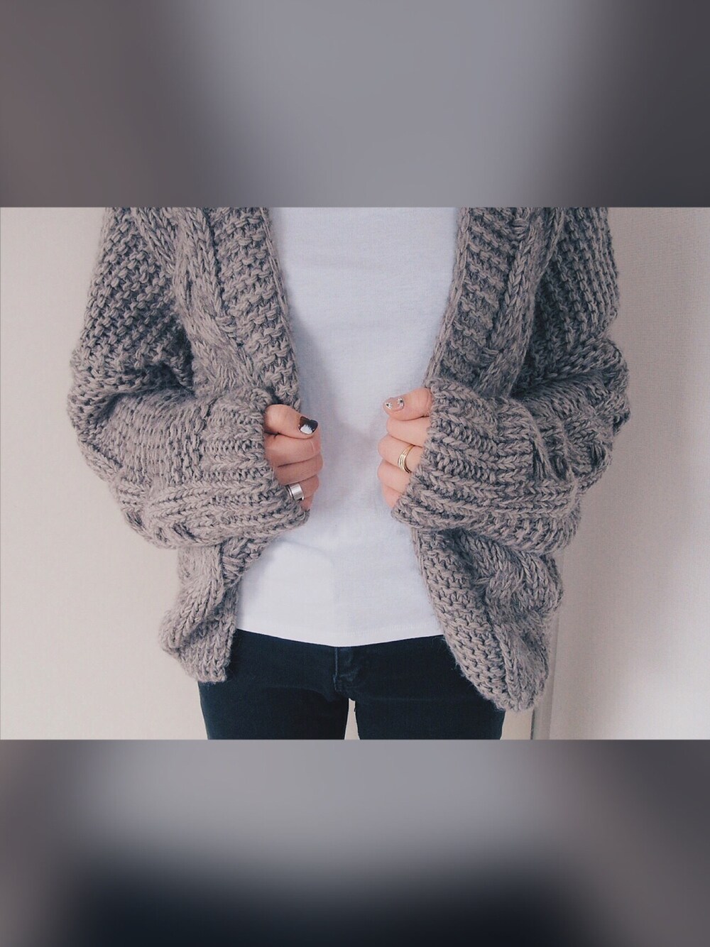 ホワイト系のTシャツ/カットソー、グレー系のその他アウターを着用したレディースの冬コーディネートの1枚目の写真