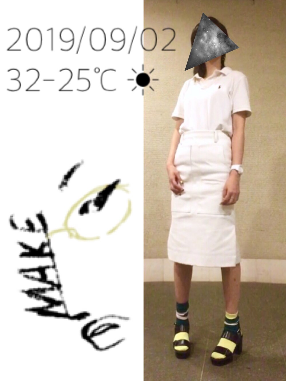 ホワイト系のポロシャツ、ホワイト系のスカートを着用したレディースの秋コーディネートの1枚目の写真