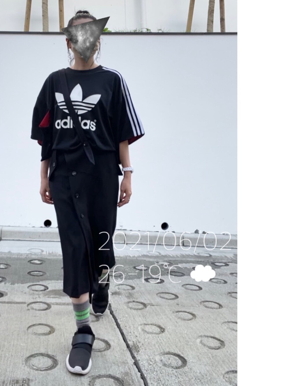 「ラップスカート、ワンショルダースカート、キモノ袖、スポーツミックス」｜「adidas × Rita Oraのアイテム（Tシャツ/カットソー、ブラック系）」を使った、hingeさん（レディース・161cm）の夏コーディネートの1枚目の写真