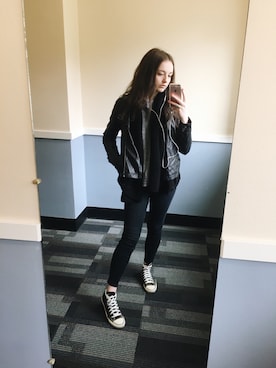 「sneakers」｜「アイテム（ライダースジャケット）」を使った、Paige Hahsさん（レディース・178cm）の春コーディネート