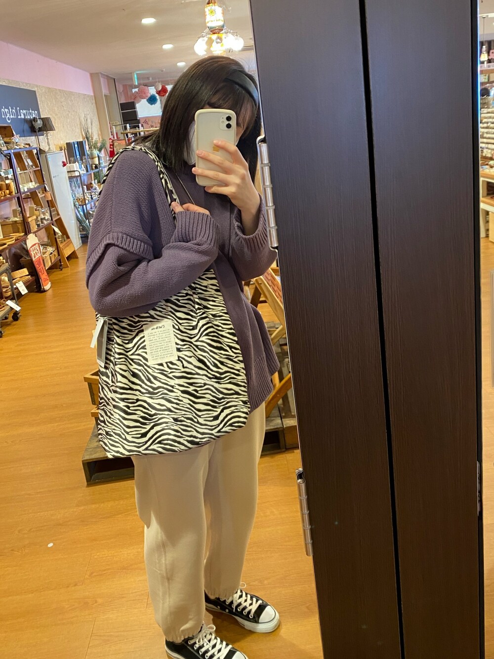 「LOWRYS FARMのアイテム（カーディガン/ボレロ、パープル系）」を使った、苺さん（レディース・170cm）の春コーディネートの1枚目の写真