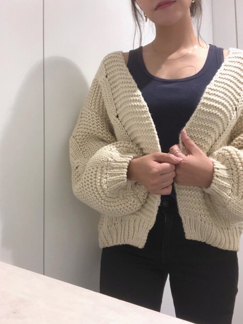 「ざっくりニット、ざっくりニットカーディガン、ニットカーディガン、カーディガン、ざっくりカーデ、ゆるニット、ママコーデ、ママファッション、授乳しやすい、ママだけどオシャレしたい♥」｜「titivateのｹｰﾌﾞﾙ編みﾛｰｹﾞｰｼﾞﾆｯﾄｶｰﾃﾞｨｶﾞﾝ（カーディガン/ボレロ、ホワイト系）」を使った、A☆momさん（レディース・163cm）の秋コーディネートの1枚目の写真
