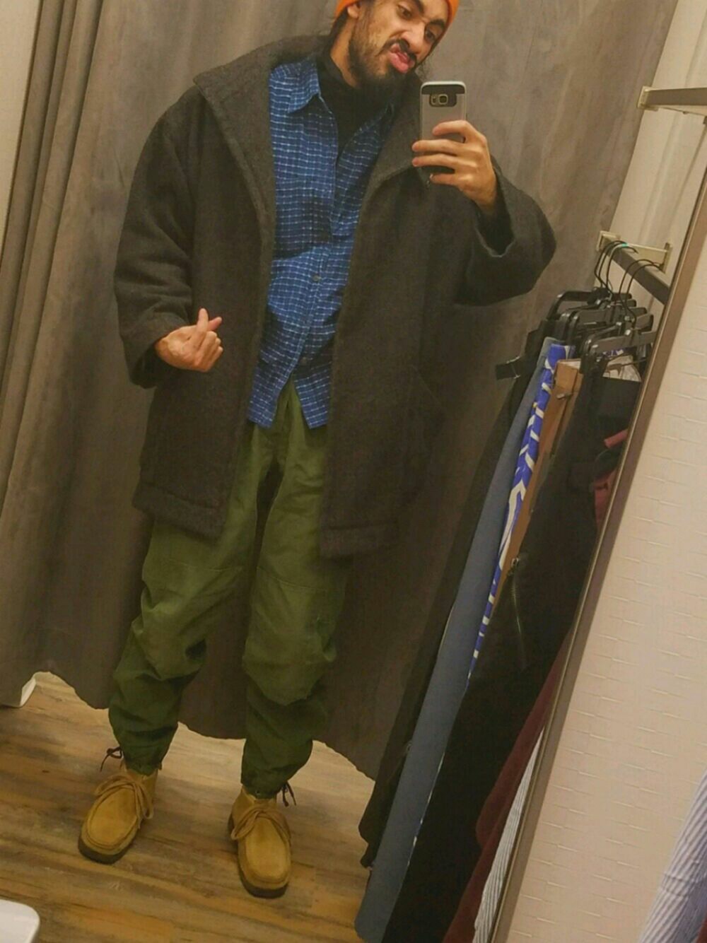 「SaksFifthAvenue、woman、military、indigo、V」｜「ClarksのWallabees（その他シューズ、ベージュ系）」を使った、janisさん（メンズ・175cm）の春コーディネートの1枚目の写真