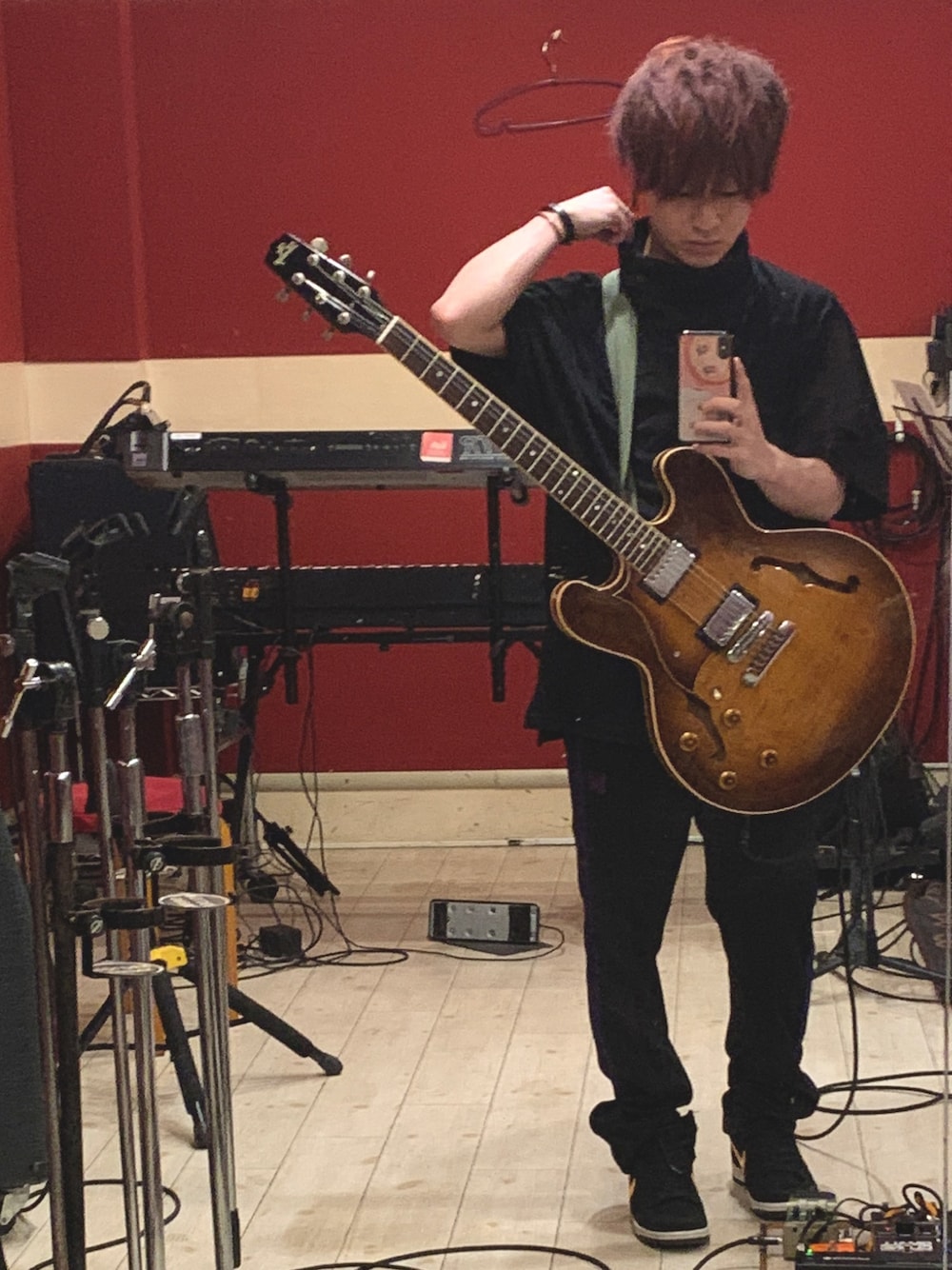 「NEEDLES、トラックパンツ」｜「Needlesのナロートラックパンツ（パンツ、ブラック系）」を使った、(((ゆうちょん)))さん（メンズ・163cm）の秋コーディネートの1枚目の写真
