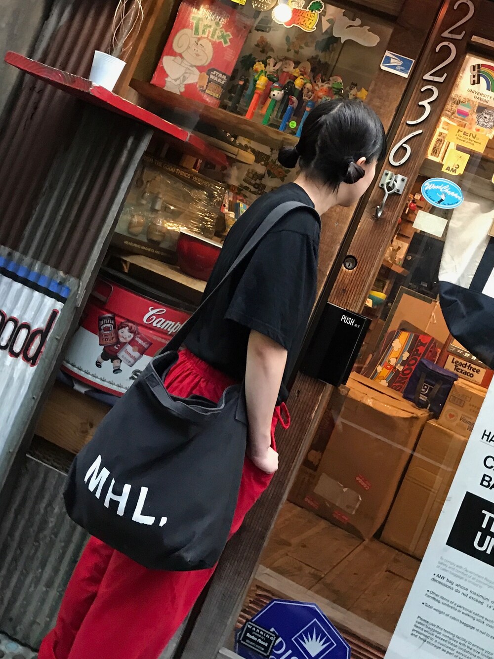 「MHL.、MICHIKO LONDON、チャイナ、下北沢」｜「MICHIKO LONDONのアイテム（Tシャツ/カットソー、ブラック系）」を使った、みさん（レディース・152cm）の冬コーディネートの1枚目の写真