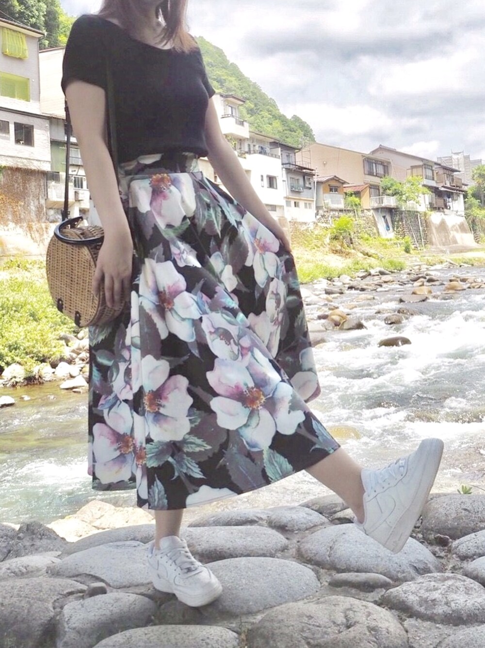 「シンプルコーデ、オトナ女子、おしゃれさんと繋がりたい、花柄スカート、ユニクロ、スニーカー、白スニーカー」｜「Andemiuの【WEB限定】オオハナガラスカート785425（スカート、ブラック系）」を使った、Satoさん（レディース・164cm）の夏コーディネートの1枚目の写真