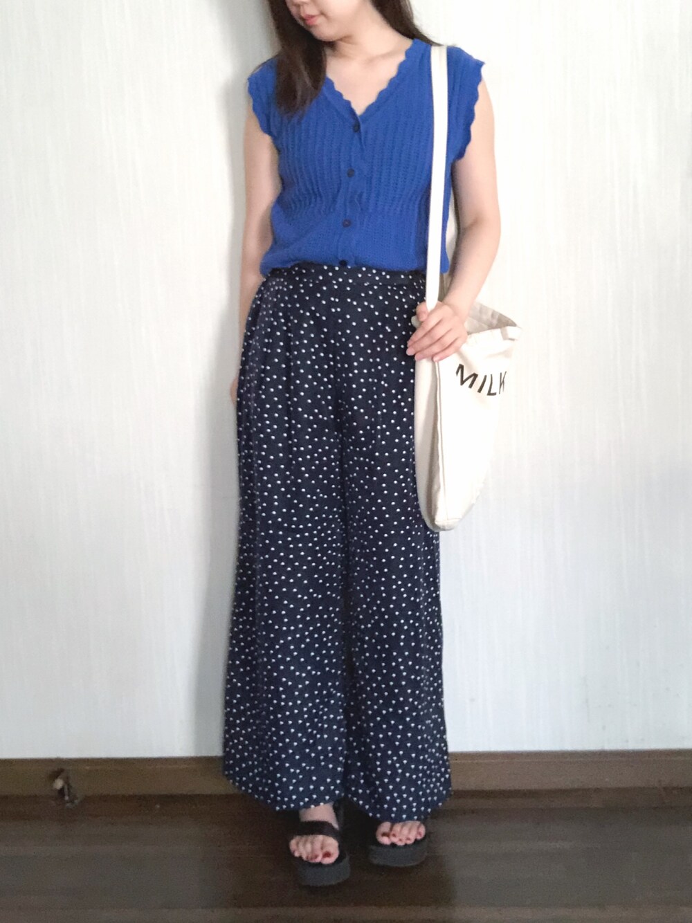 「大人カジュアル、シンプル、ノースリーブ、トートバッグ、ワイドパンツ、ドットパンツ、BBQ、GU、teva」｜「VISの【前後2WAY】すかし編みノースリーブ（その他トップス、ブルー系）」を使った、Satoさん（レディース・164cm）の秋コーディネートの1枚目の写真