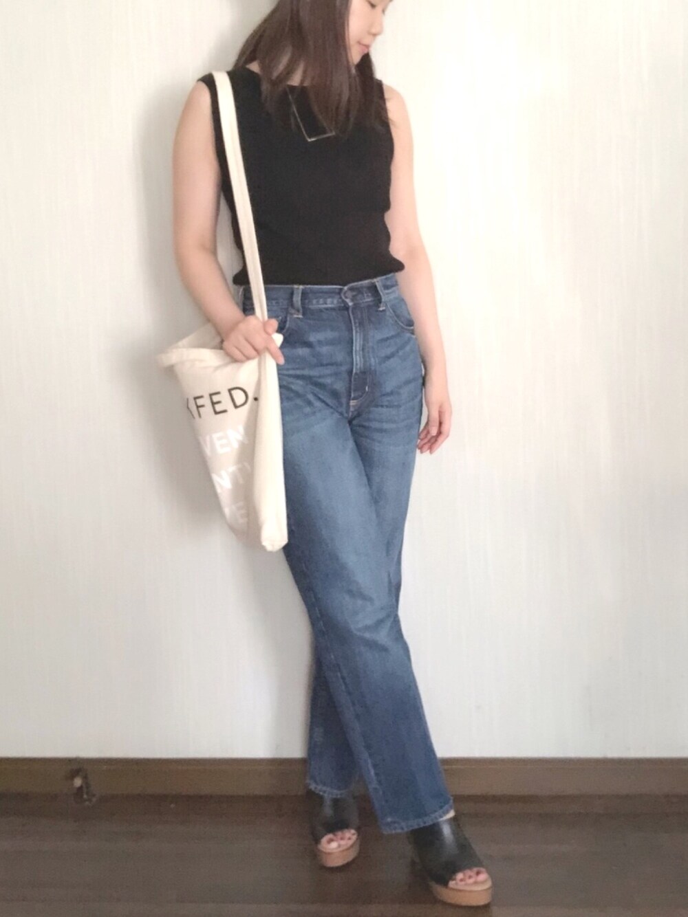 「カジュアル、オトナカジュアル、ストレートデニム、ノースリーブ、BBQ、シンプル、GU、UNIQLO、アネモネ(Ane Mone)」｜「MILKFED.の2WAY TOTE HEAVEN27（トートバック/ロゴ）（トートバッグ、ホワイト系）」を使った、Satoさん（レディース・164cm）の夏コーディネートの1枚目の写真