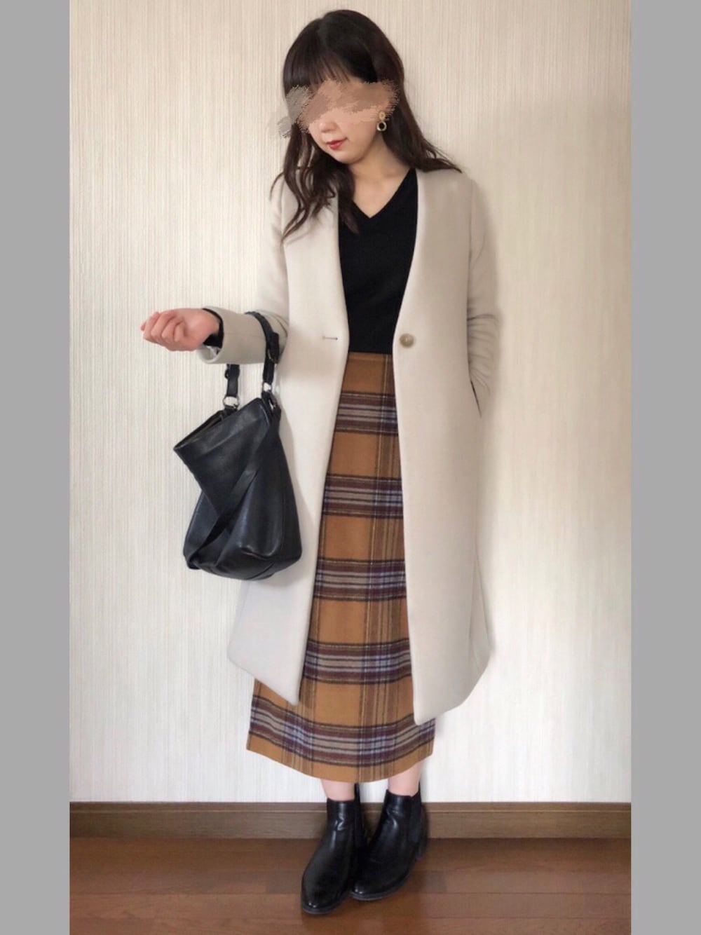「オトナカジュアル、きれいめカジュアル、ロングスカート、タイトスカート、マスタード、Vネック、ノーカラーコート、チェックスカート、サイドゴアブーツ、ショートブーツ」｜「LOWRYS FARMの１７ＦＷサイドゴアブーツ　770095（ブーツ、ブラック系）」を使った、Satoさん（レディース・164cm）の冬コーディネートの1枚目の写真