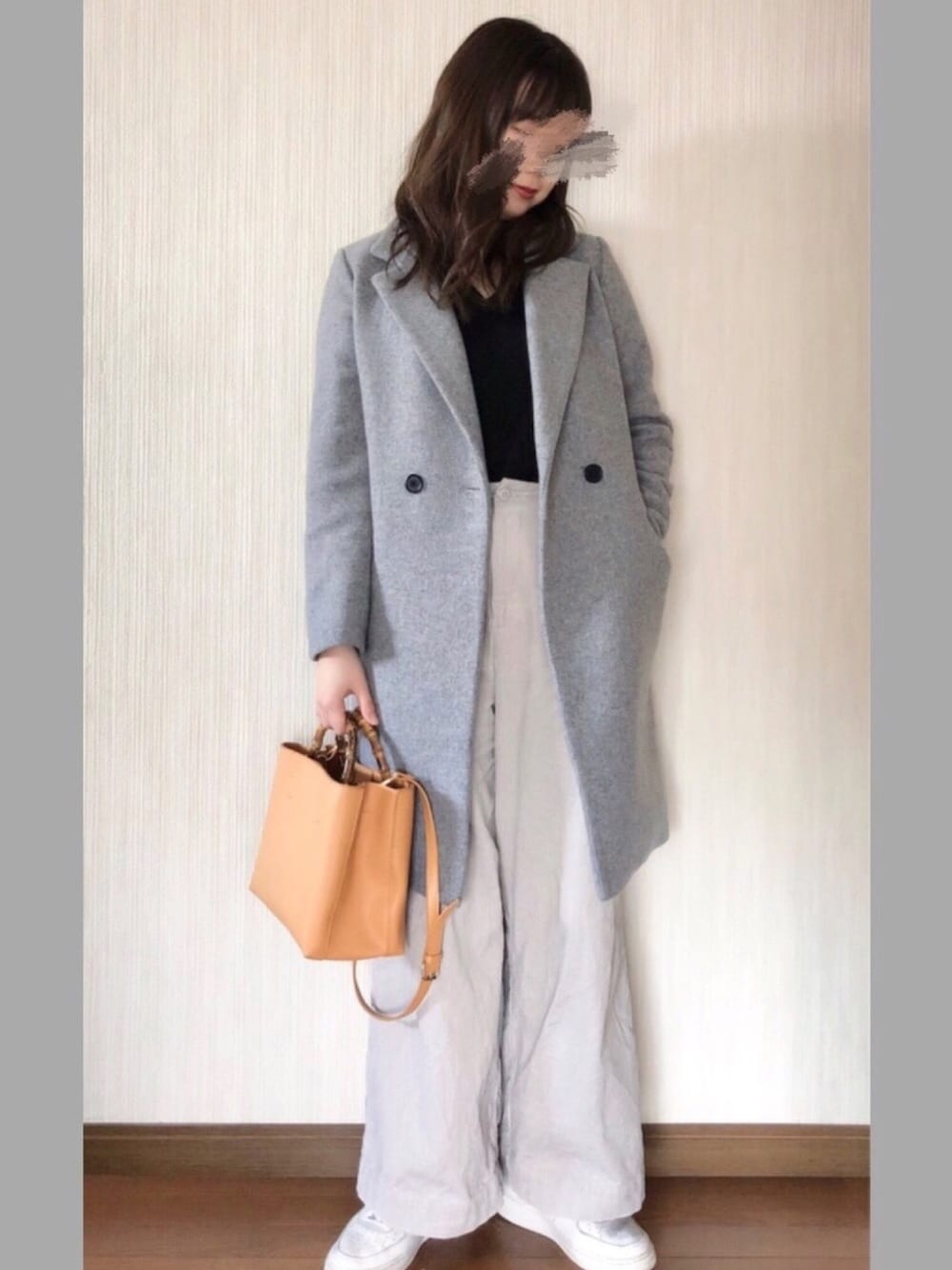 「カジュアル、大人カジュアル、ワイドパンツ、コーデュロイパンツ、チェスターコート、Vネック、ショルダーバッグ、マスタード、スニーカー」｜「green label relaxingのCS バンブーハンドル 2WAYバッグ（ショルダーバッグ、イエロー系）」を使った、Satoさん（レディース・164cm）の冬コーディネートの1枚目の写真