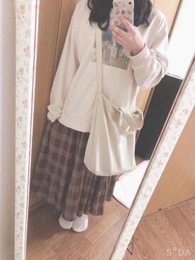 「DOUBLE NAME（ダブルネーム）の【merモデルまるちゃん着用】スエード裏毛アートプリントプルオーバー（T Shirts、ベージュ系）」を使った、るかさん（レディース・151cm）の秋コーディネート