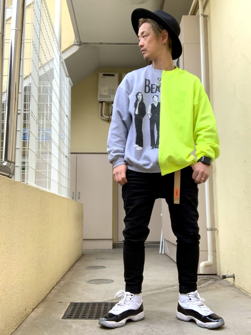 「ビッグシルエット、いいね、save、フォローお願いします🤑、おしゃれさんと繋がりたい、ナイキ、スニーカー、ジョーダン、ハット」｜「made in standard の【MADE IN STANDARD】《TDS限定》“THE BEATLES”CUSTOM SWEATSHIRTS / ザ・ビートルズ ビッグシルエット カスタム スウェット トレーナー（スウェット、イエロー系）」を使った、もっしーさん（メンズ・170cm）の冬コーディネートの1枚目の写真