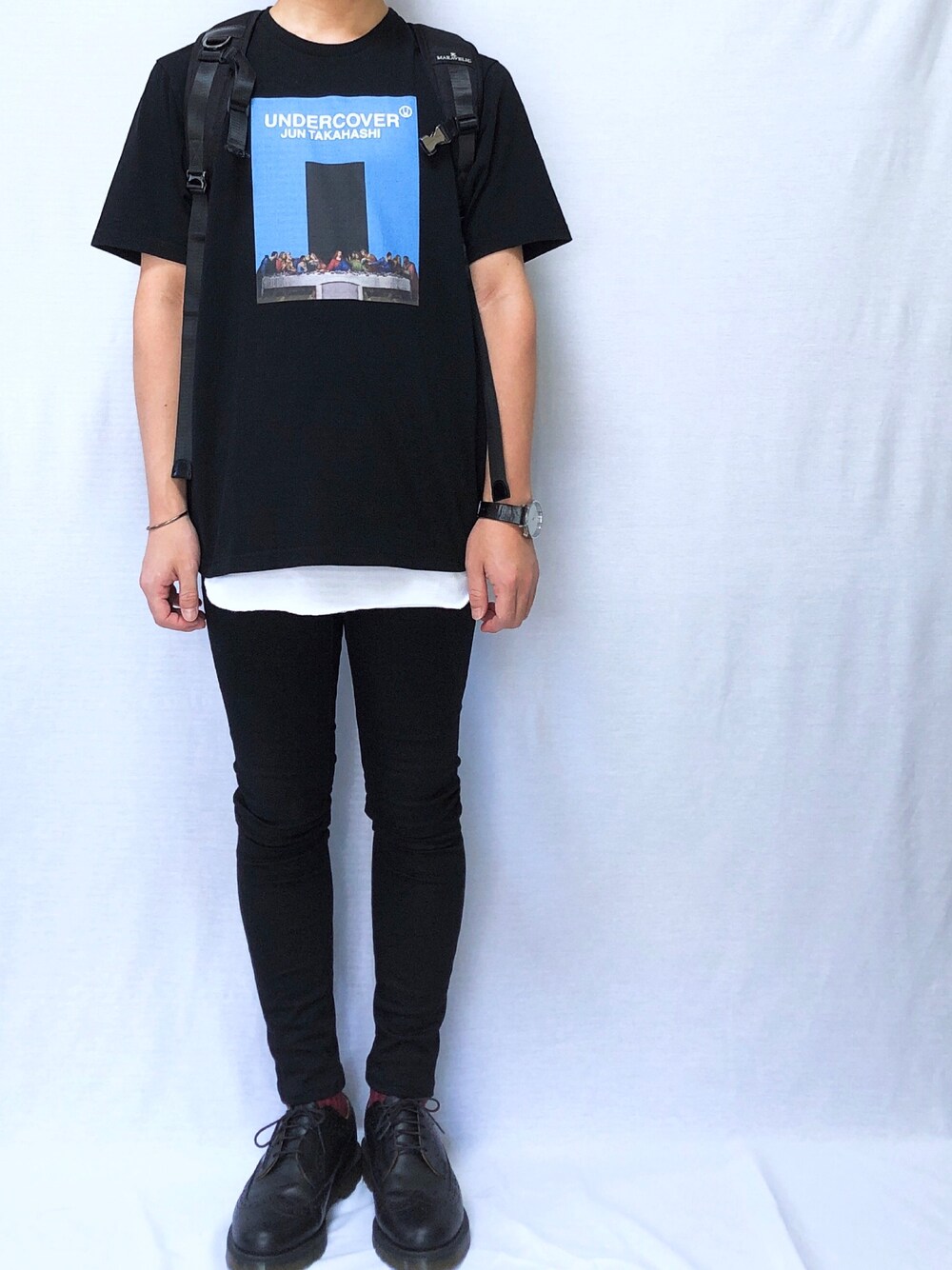 ブラック系のTシャツ/カットソー、ブラック系のバックパック/リュック、ブラック系のその他パンツを着用したメンズの夏コーディネートの1枚目の写真