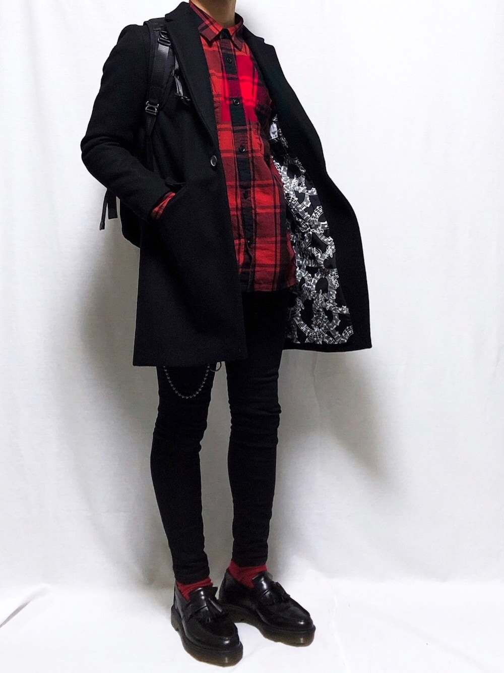 ブラック系のチェスターコート、レッド系のシャツ/ブラウス、ブラック系のパンツを着用したメンズの秋コーディネートの1枚目の写真