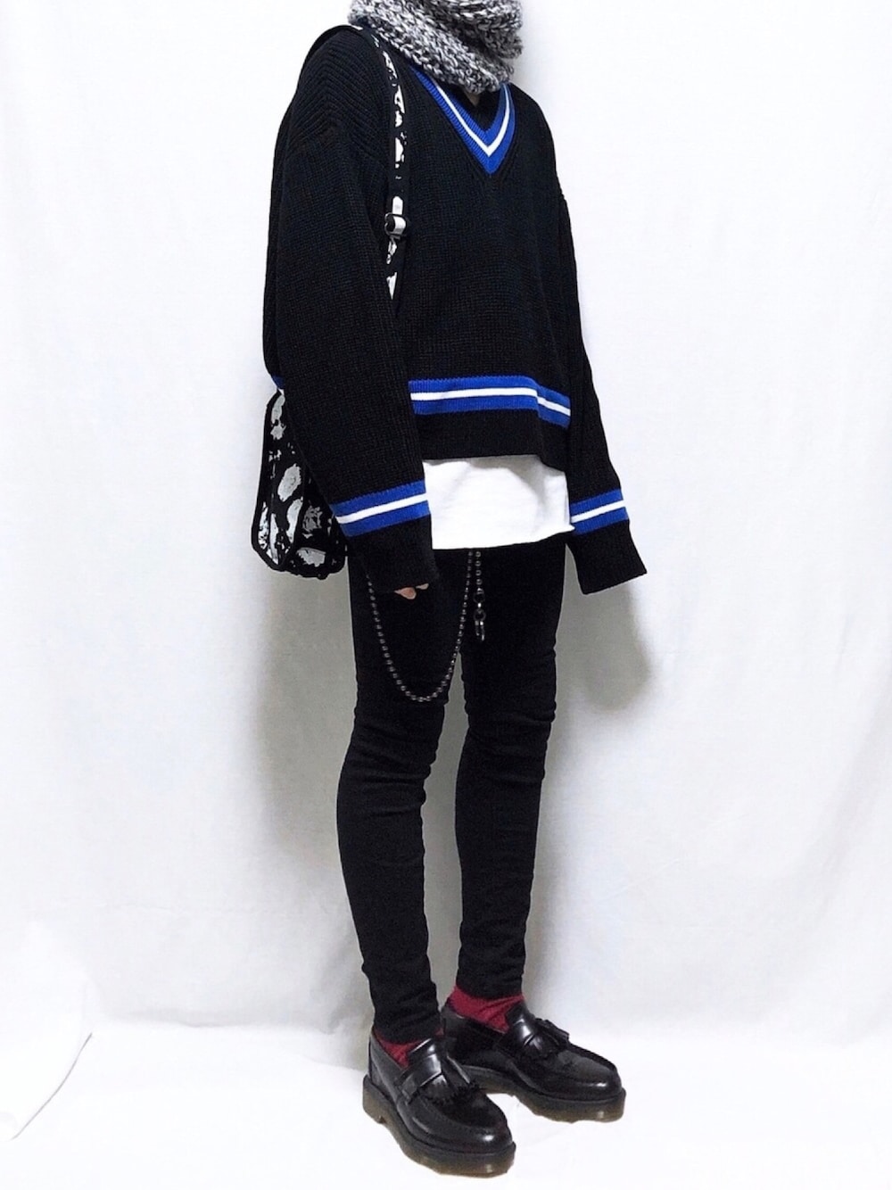 「STUDIOUS、LAD MUSICIAN、HARE、ラッドミュージシャン、チルデンニット、ビッグシルエット、サコッシュ、黒スキニー、ローファー、ドクターマーチン」｜「HAREのチルデンショートニット(HARE)（ニット/セーター、ブラック系）」を使った、YOPPYさん（メンズ・162cm）の秋コーディネートの1枚目の写真
