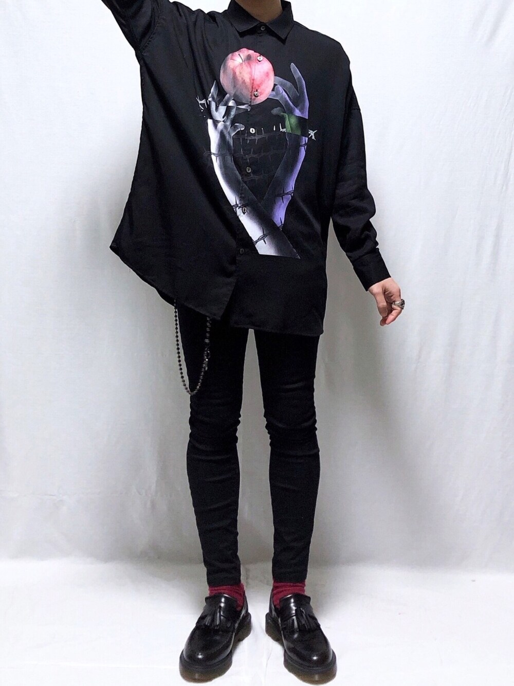 「SHAREEF、シャリーフ(SHAREEF)、柄シャツ、りんご、黒シャツ、黒コーデ、黒スキニー、HARE、ローファー、ドクターマーチン」｜「SHAREEFの"APPLE" L/S BIG SHIRTS（シャツ/ブラウス、ブラック系）」を使った、YOPPYさん（メンズ・162cm）の冬コーディネートの1枚目の写真