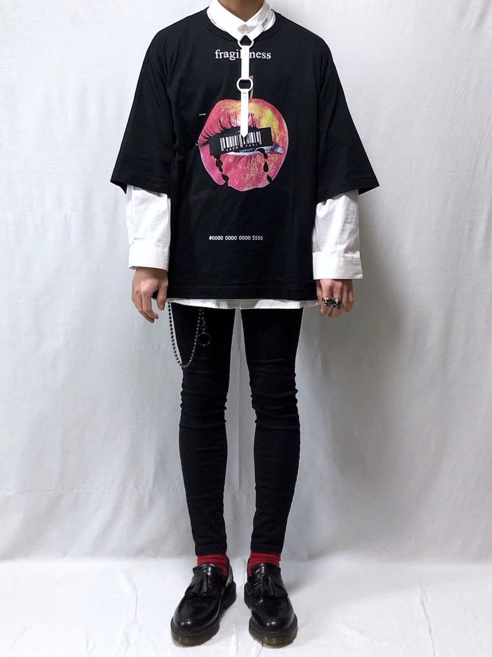 「SHAREEF、Tシャツ、プリントT、チョーカー、シャツコーデ、レイヤード、黒スキニー、韓国ファッション、ローファー、ドクターマーチン」｜「SHAREEFのCHOKER（チョーカー、ホワイト系）」を使った、YOPPYさん（メンズ・162cm）の春コーディネートの1枚目の写真