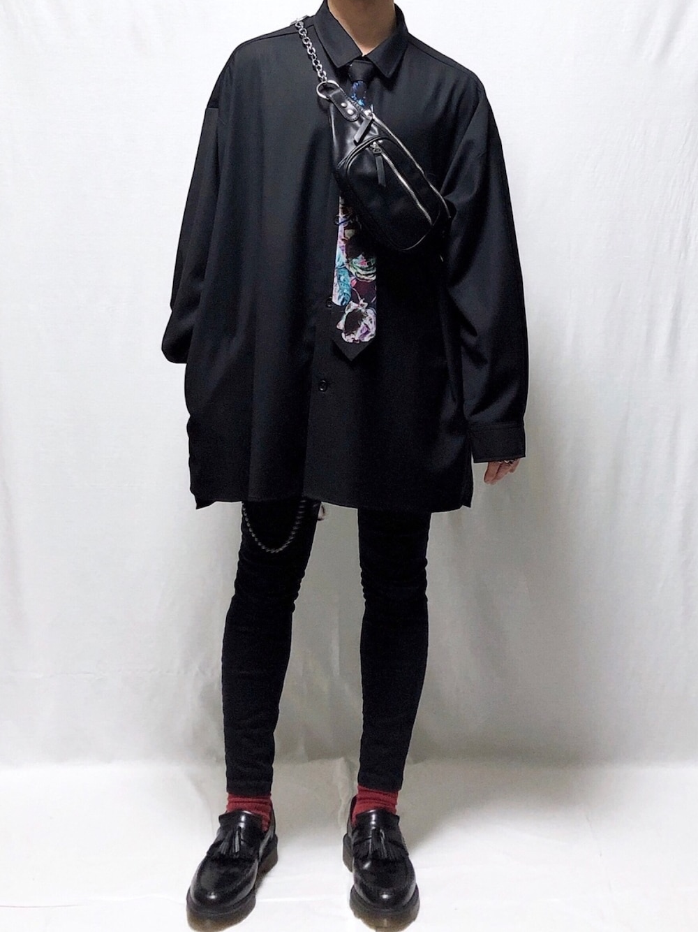 「HARE、LAD MUSICIAN、ラッドミュージシャン、ビッグシルエット、ビッグシャツ、ネクタイ、ボディバッグ、黒コーデ、韓国ファッション、ローファー」｜「HAREのTRビッグシャツ(HARE)（シャツ/ブラウス、ブラック系）」を使った、YOPPYさん（メンズ・162cm）の春コーディネートの1枚目の写真