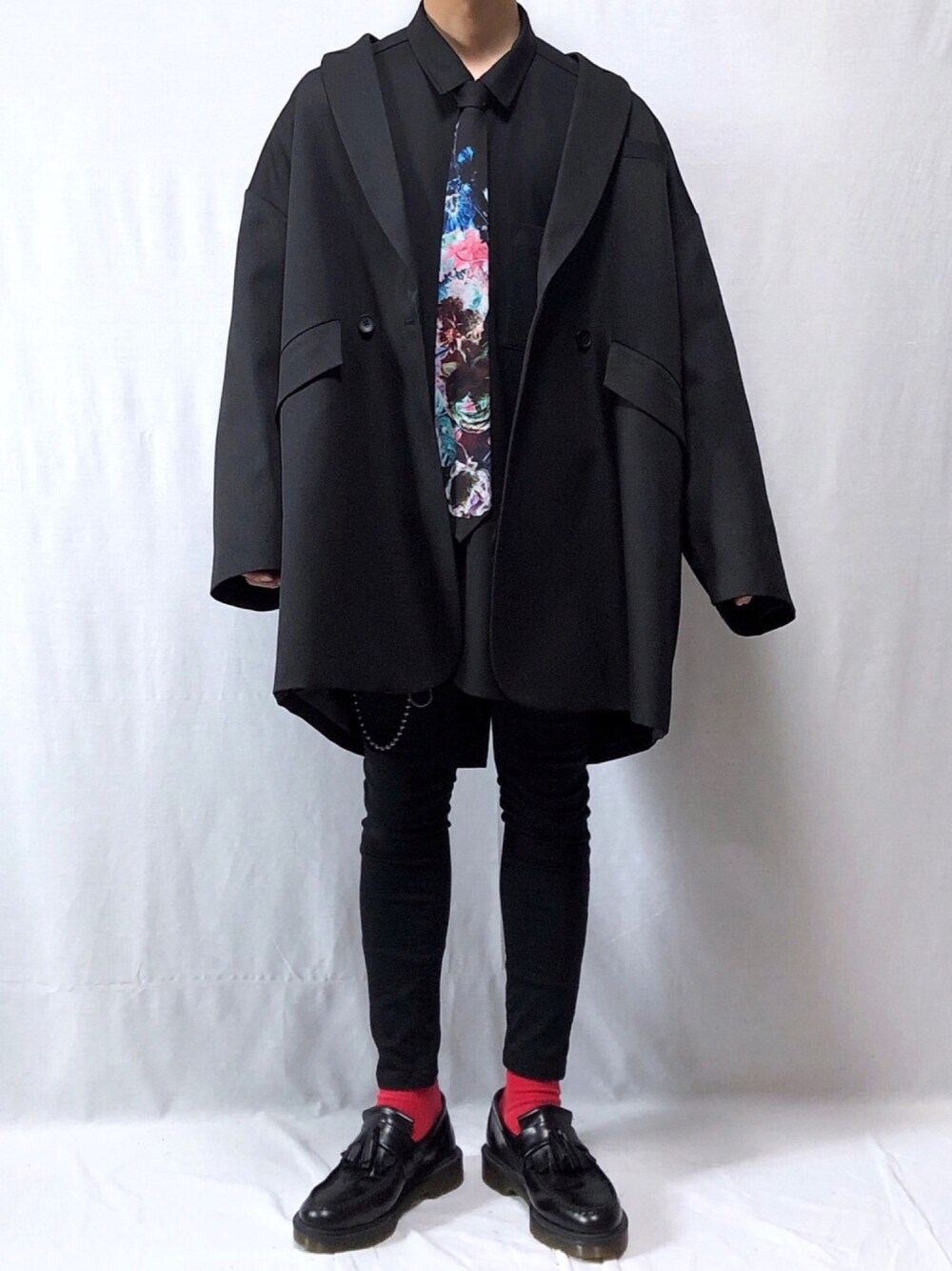 「HARE、LAD MUSICIAN、ビッグシルエット、韓国ファッション、オルチャンファッション、ジャケットスタイル、ネクタイ、黒コーデ、黒スキニー、ローファー」｜「HAREのジャケットコート(HARE)（チェスターコート、ブラック系）」を使った、YOPPYさん（メンズ・162cm）の春コーディネートの1枚目の写真