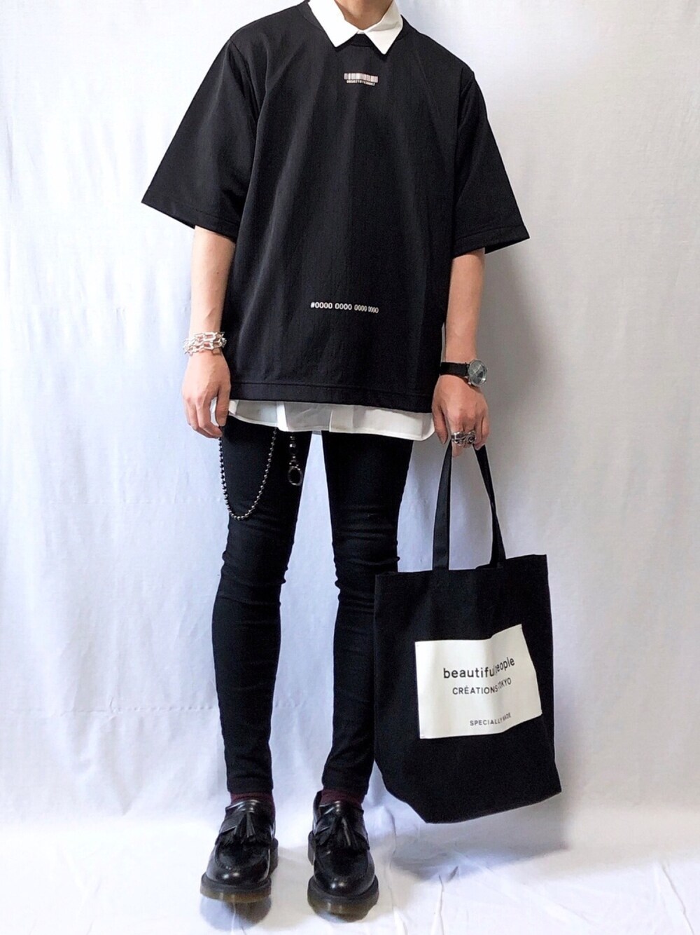 ブラック系のTシャツ/カットソー、ホワイト系のシャツ/ブラウス、ブラック系のトートバッグを着用したメンズの春コーディネートの1枚目の写真