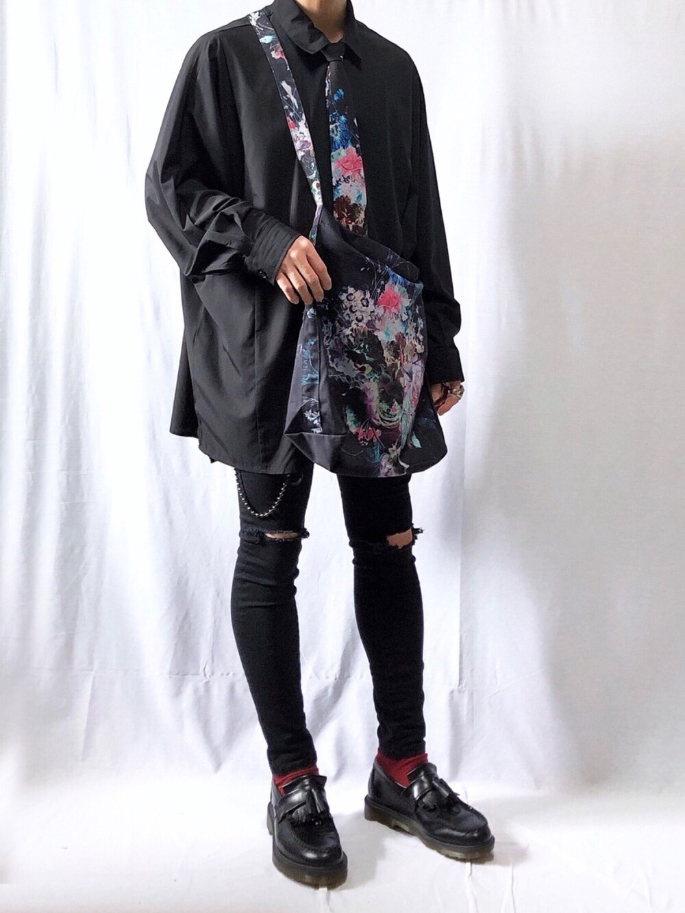 「LAD MUSICIAN、ラッドミュージシャン、HARE、シャツスタイル、ビッグシャツ、ネクタイ、黒コーデ、ブラックコーデ、黒スキニー、ドクターマーチン」｜「HAREのBIGポンチョシャツ(HARE)（シャツ/ブラウス、ブラック系）」を使った、YOPPYさん（メンズ・162cm）の秋コーディネートの1枚目の写真