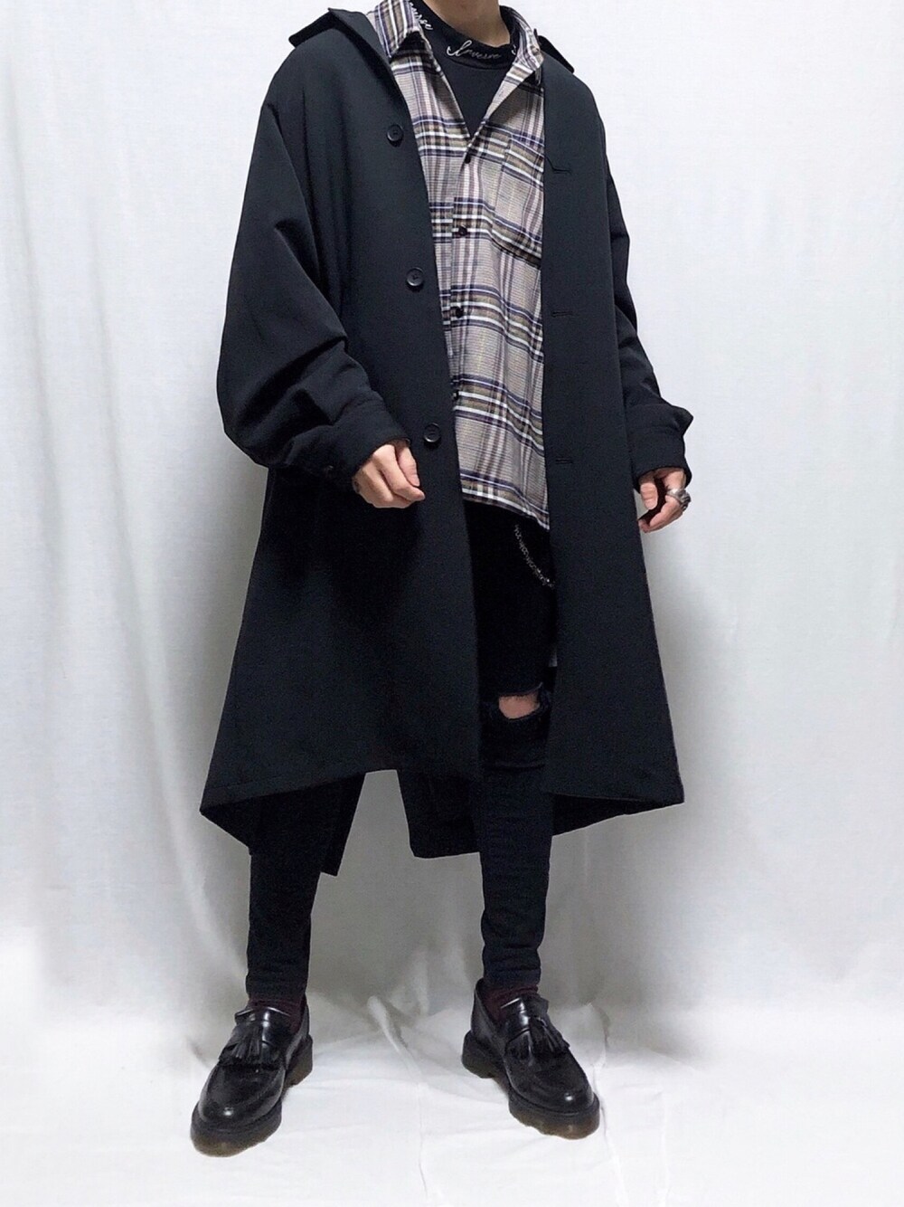 「HARE、INTERFACTORY、ステンカラーコート、コートスタイル、チェックシャツ、チェック柄、黒スキニー、黒コーデ、モックネック、ドクターマーチン」｜「HAREのドルマンBIGステンカラーコート(HARE)（ステンカラーコート、ブラック系）」を使った、YOPPYさん（メンズ・162cm）の秋コーディネートの1枚目の写真