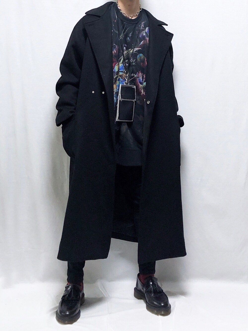 「Lui's、LAD MUSICIAN、ラッドミュージシャン、オーバーコート、コートスタイル、黒コーデ、黒スキニー、ブラックコーデ、ドクターマーチン、モードストリート」｜「Lui'sのハイクオリティー オーバーコート（チェスターコート、ブラック系）」を使った、YOPPYさん（メンズ・162cm）の秋コーディネートの1枚目の写真