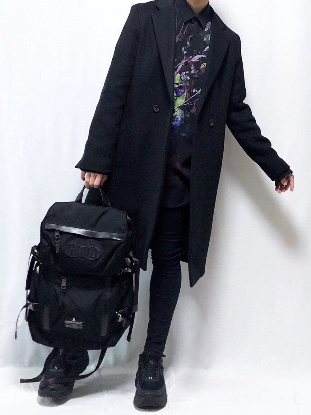 「LAD MUSICIAN、ラッドミュージシャン、Lui's、柄シャツ、チェスターコート、コートスタイル、黒スキニー、黒コーデ、ブラックコーデ、HOKAONEONE」｜「LAD MUSICIANのアイテム（シャツ/ブラウス、ブラック系）」を使った、YOPPYさん（メンズ・162cm）の秋コーディネートの1枚目の写真