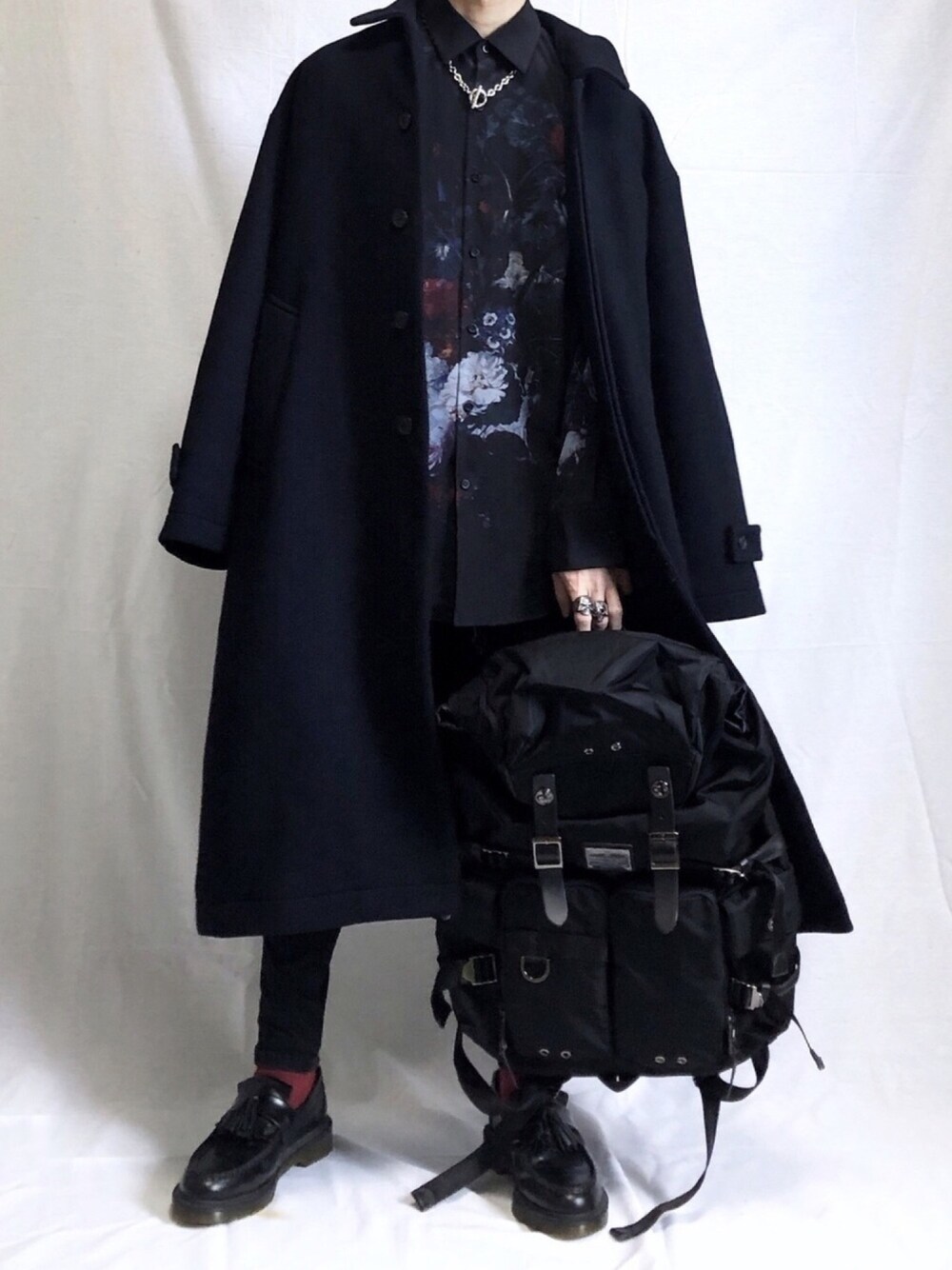 「LAD MUSICIAN、ラッドミュージシャン、HARE、MAKAVELIC、ステンカラーコート、ネックレス、チェーンネックレス、韓国ファッション、黒コーデ、バックパック」｜「HAREのウールBIGステンカラーコート(HARE)（ステンカラーコート、ブルー系）」を使った、YOPPYさん（メンズ・162cm）の冬コーディネートの1枚目の写真
