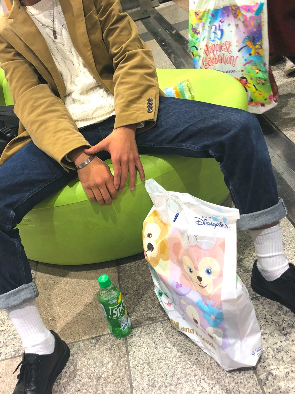 「ニット」｜「GUのアイテム（テーラードジャケット、ゴールド系）」を使った、パン屋さん（メンズ・165cm）の秋コーディネートの1枚目の写真