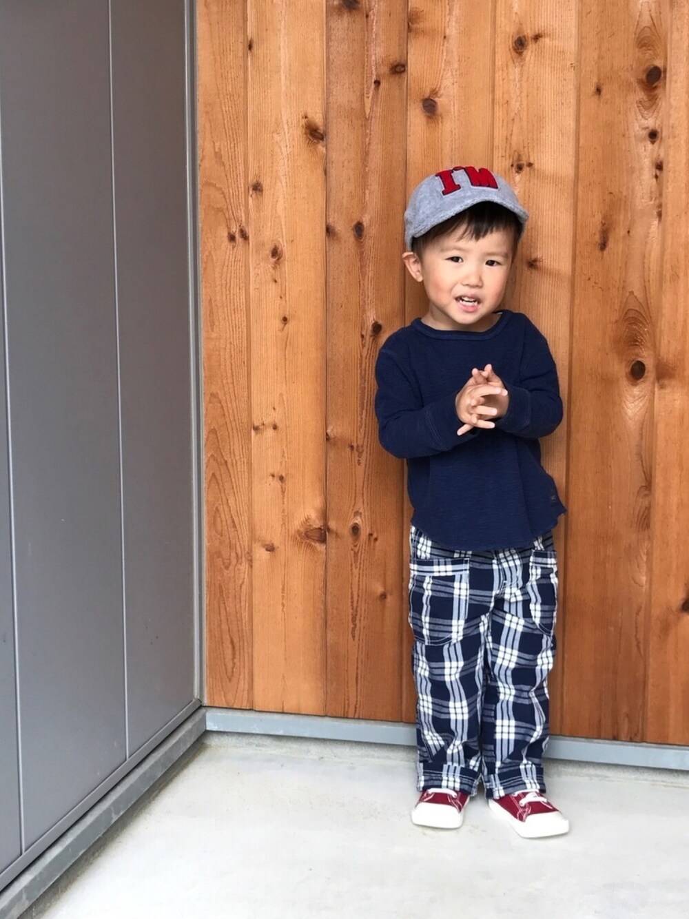 「チェックパンツ、シンプル、おとこのこ」｜「babyGAPのアイテム（Tシャツ/カットソー、ブルー系）」を使った、H☺︎Kさん（キッズ・90cm）の秋コーディネートの1枚目の写真