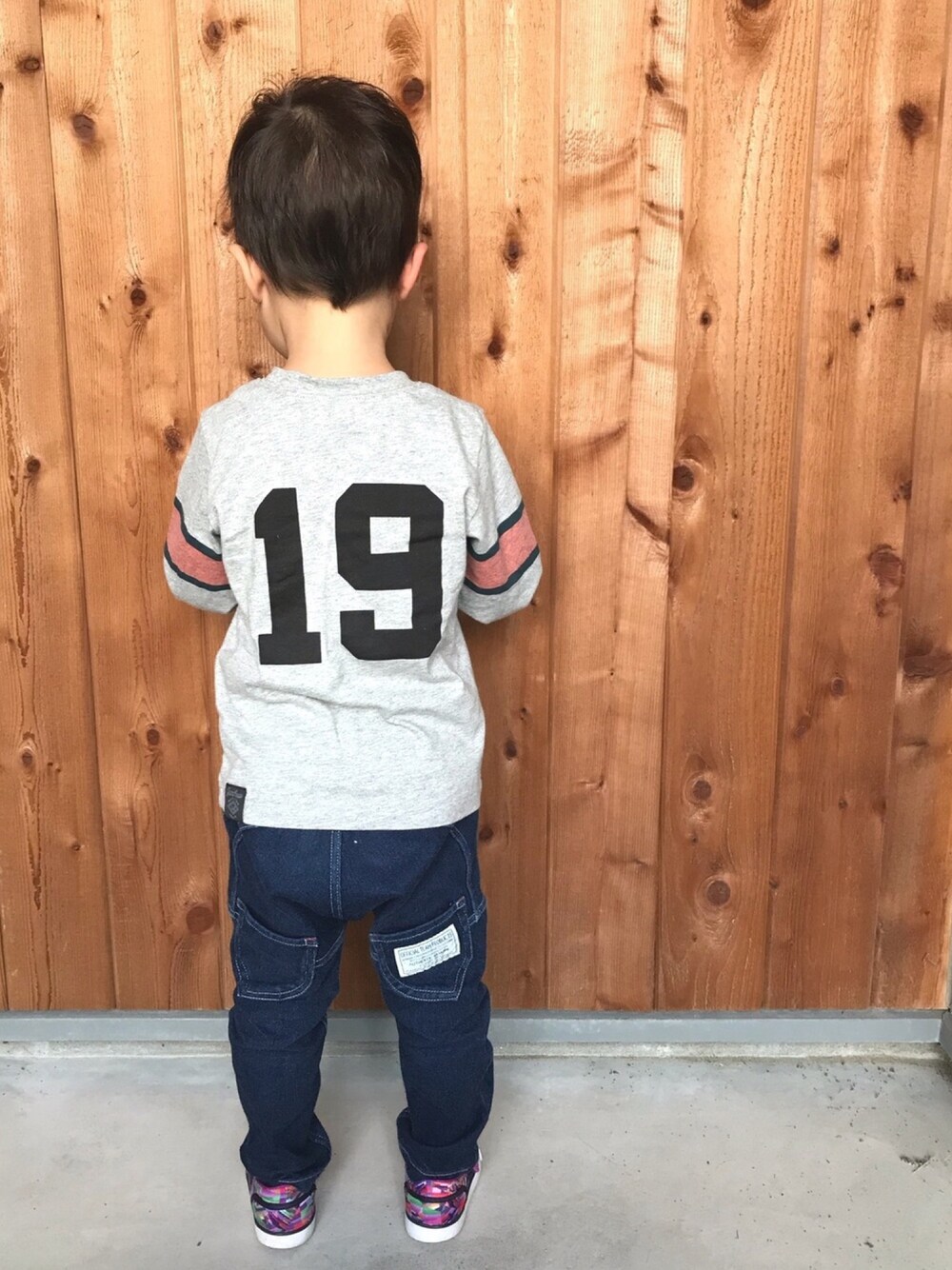 「アメカジ、キッズコーデ、男の子」｜「NIKEのアイテム（スニーカー、パープル系）」を使った、H☺︎Kさん（キッズ・100cm）の秋コーディネートの1枚目の写真