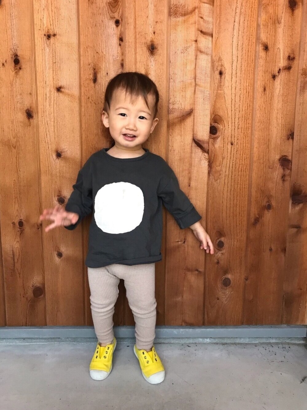 「韓国子供服、男の子、1歳、カジュアル、シンプル」｜「韓国子供服のアイテム（Tシャツ/カットソー、グレー系）」を使った、H☺︎Kさん（キッズ・80cm）の秋コーディネートの1枚目の写真