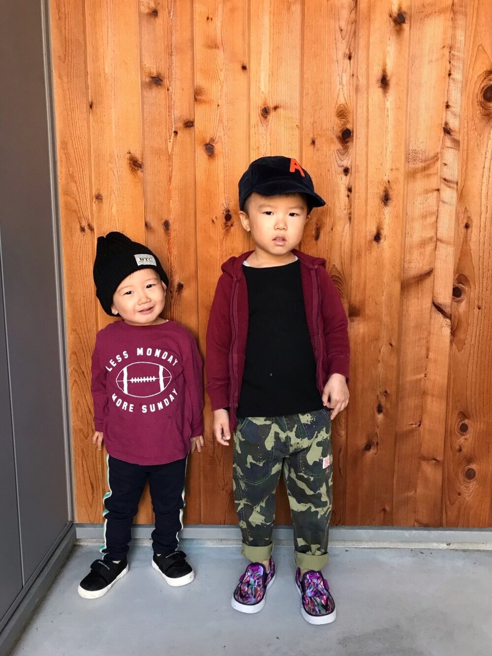 「キッズコーデ、兄弟、アメカジ、リンクコーデ、男の子」｜「apres les coursのdaily 裏毛パーカー（パーカー、レッド系）」を使った、H☺︎Kさん（キッズ・100cm）の秋コーディネートの1枚目の写真