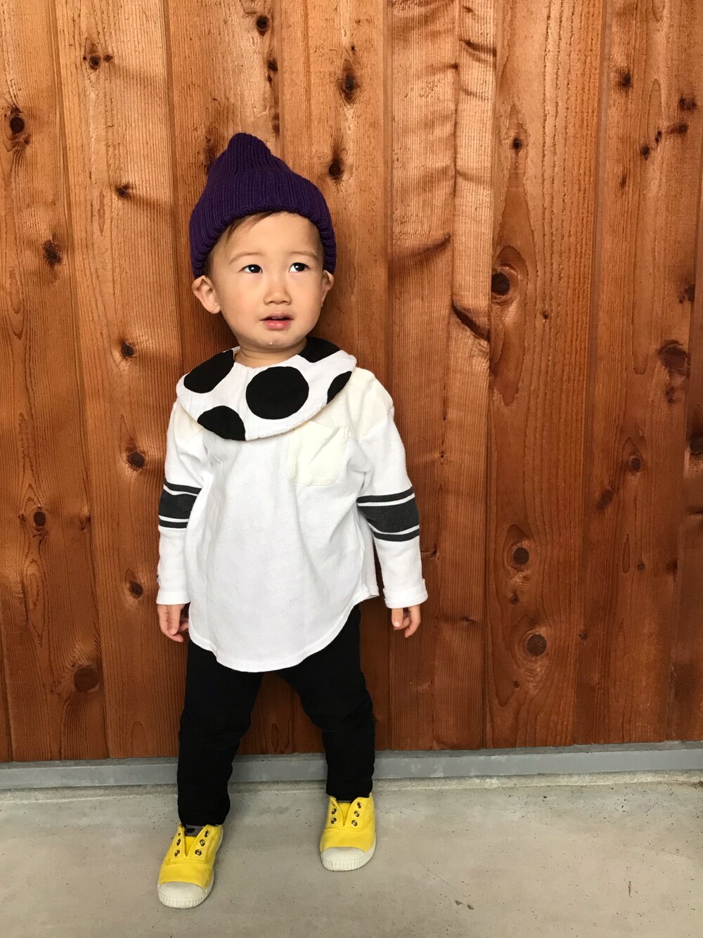 「モノトーンに差し色、シンプル、1歳、男の子、紫」｜「BREEZEのアイテム（Tシャツ/カットソー、ホワイト系）」を使った、H☺︎Kさん（キッズ・80cm）の秋コーディネートの1枚目の写真