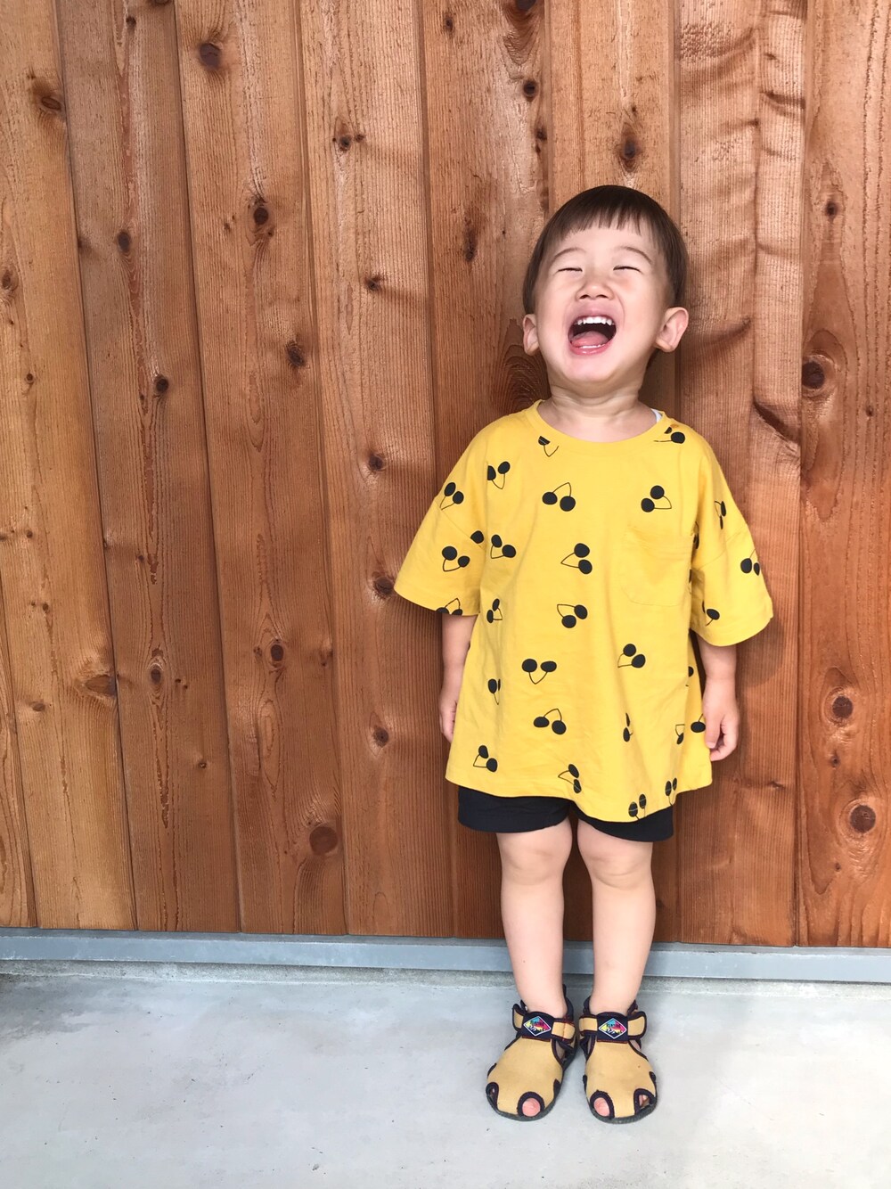 「男の子、2歳、シンプル、さくらんぼ、韓国子供服」｜「韓国子供服のアイテム（Tシャツ/カットソー、イエロー系）」を使った、H☺︎Kさん（キッズ・100cm）の夏コーディネートの1枚目の写真