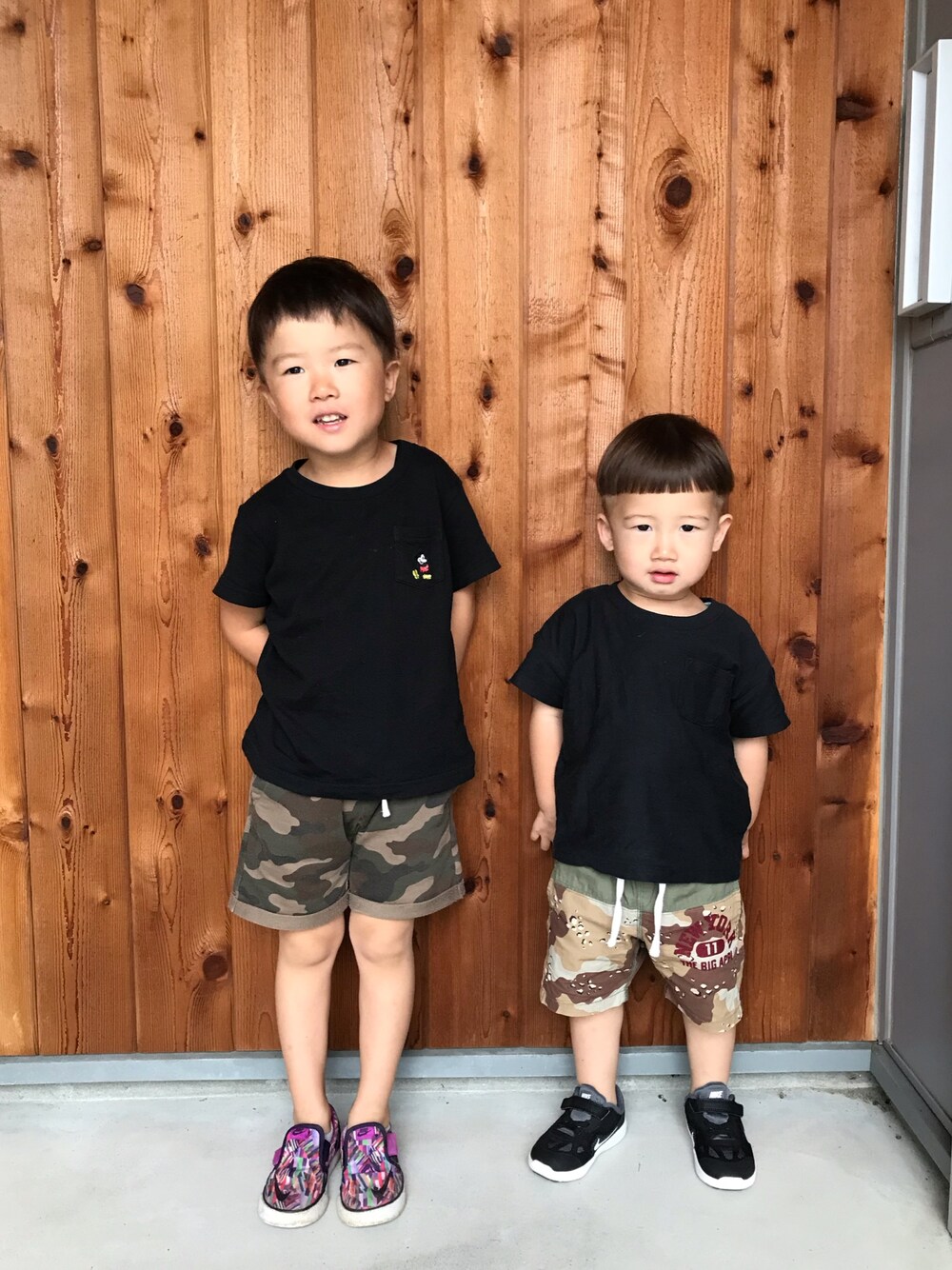 「カモフラ、シンプル、カジュアル、リンクコーデ、男の子、兄弟、4歳、2歳」｜「UNIQLOのアイテム（Tシャツ/カットソー、ブラック系）」を使った、H☺︎Kさん（キッズ・90cm）の夏コーディネートの1枚目の写真