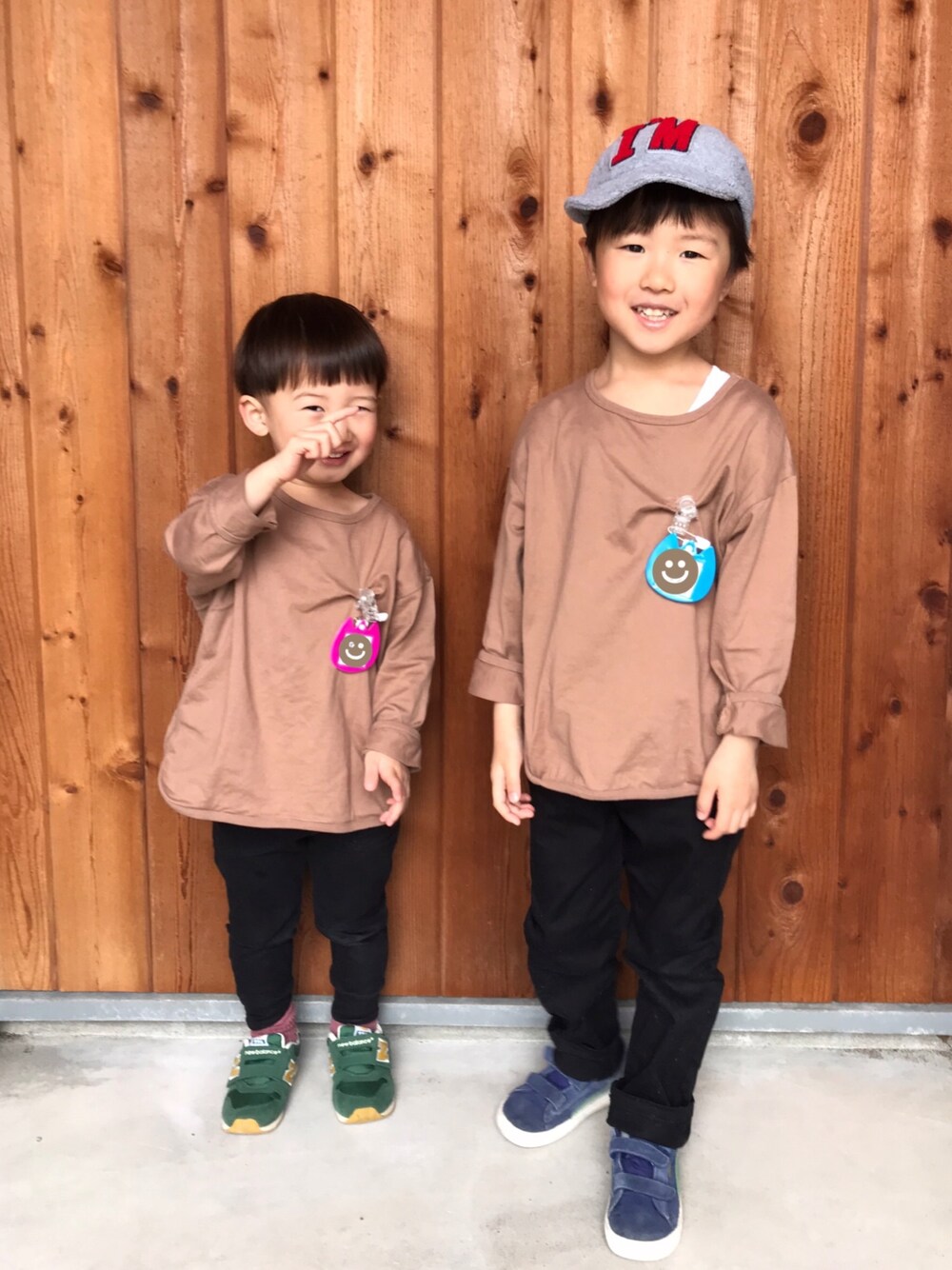 「キッズコーデ、男の子、兄弟、リンクコーデ、シンプル」｜「ベルメゾンのアイテム（Tシャツ/カットソー、ブラウン系）」を使った、H☺︎Kさん（キッズ・90cm）の春コーディネートの1枚目の写真