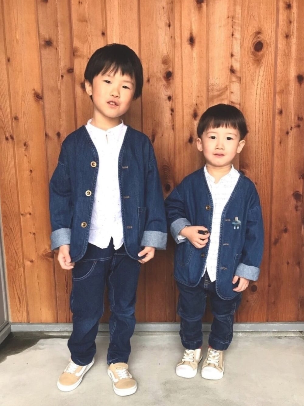「デニムオンデニム、入園式、進級式、兄弟、男の子、リンクコーデ、シンプル、カジュアル」｜「ZARA KIDSのアイテム（シャツ/ブラウス、ホワイト系）」を使った、H☺︎Kさん（キッズ・90cm）の春コーディネートの1枚目の写真