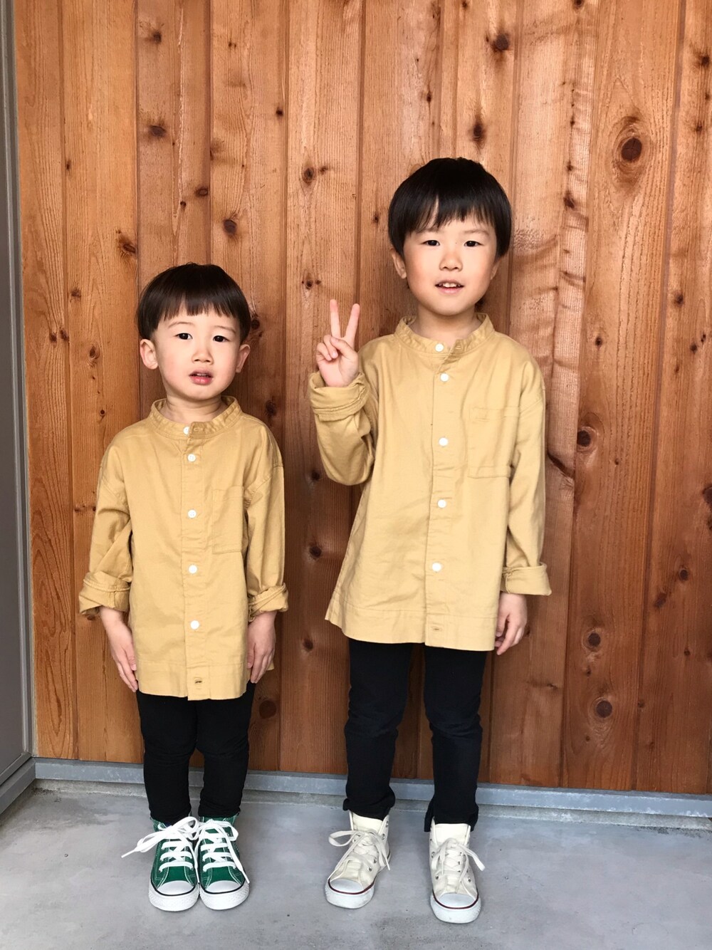 「シャツスタイル、男の子コーデ、カジュアルコーデ、スタンドカラー、兄弟、リンクコーデ、シンプル、カジュアル」｜「無印良品のアイテム（シャツ/ブラウス、ベージュ系）」を使った、H☺︎Kさん（キッズ・90cm）の春コーディネートの1枚目の写真