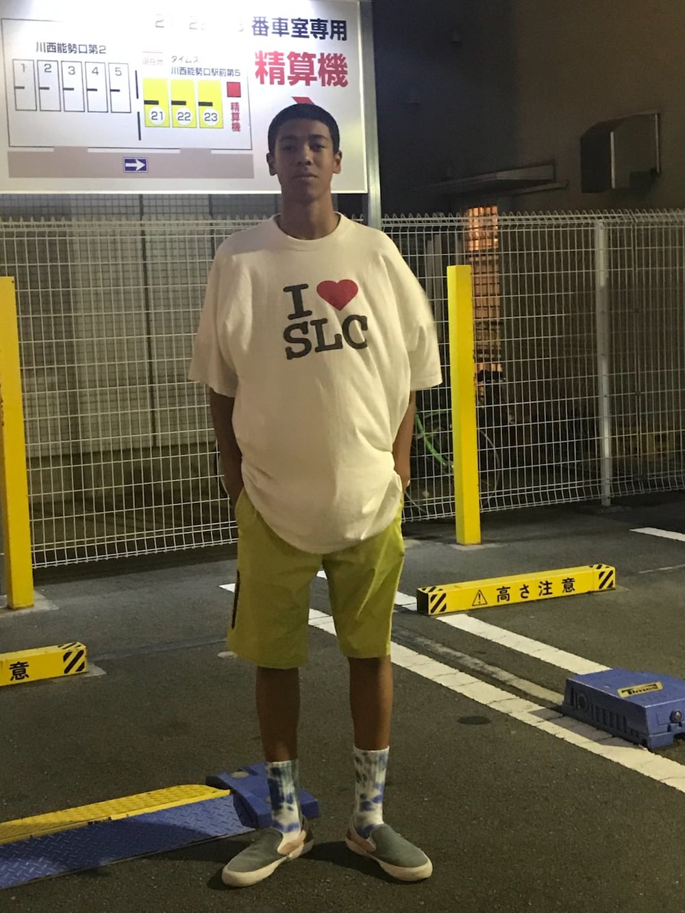 「shorts」｜「USEDのアイテム（Tシャツ/カットソー、ホワイト系）」を使った、ちびくろさんぼさん（メンズ・190cm）の冬コーディネートの1枚目の写真
