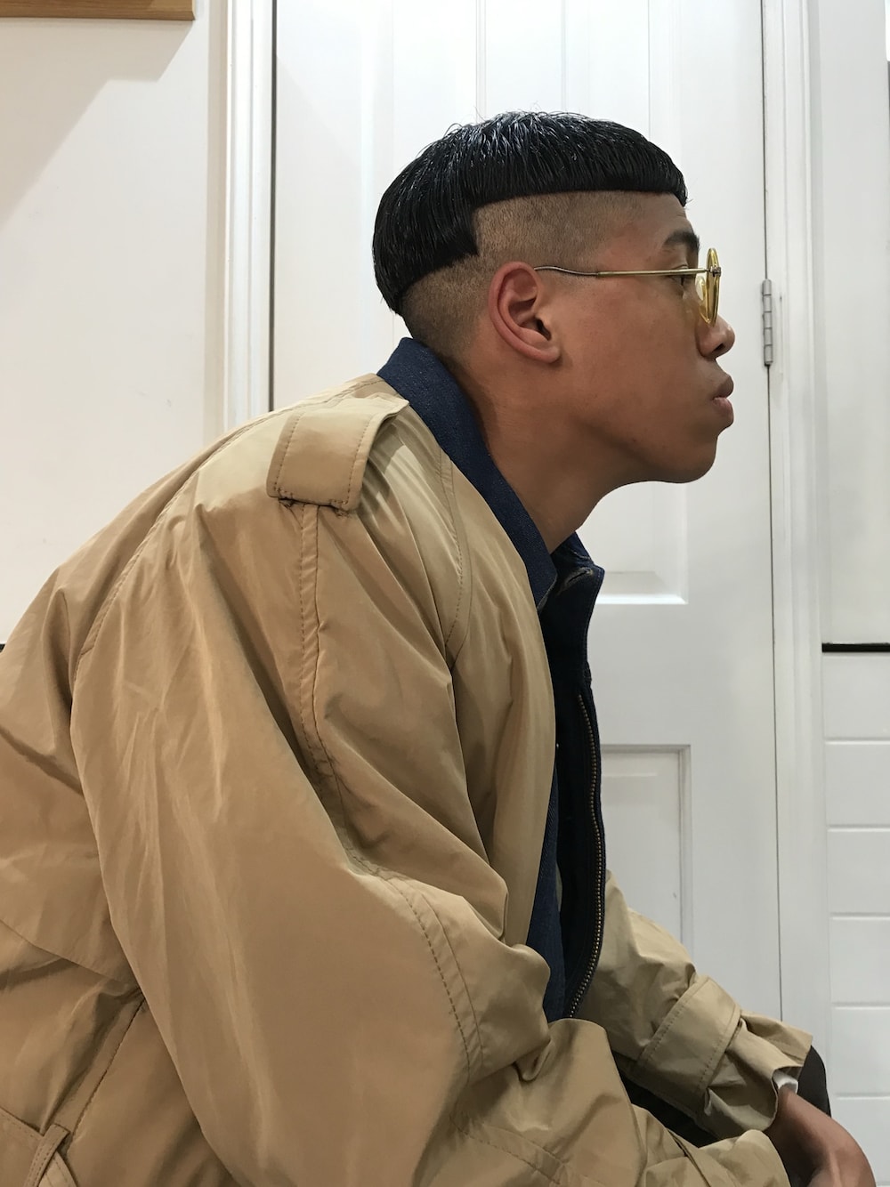 「TOGA PULLA、トレンチコート、40s vintage、Sunglasses」｜「TOGA PULLAのアイテム（トレンチコート、ベージュ系）」を使った、ちびくろさんぼさん（メンズ・190cm）の冬コーディネートの1枚目の写真