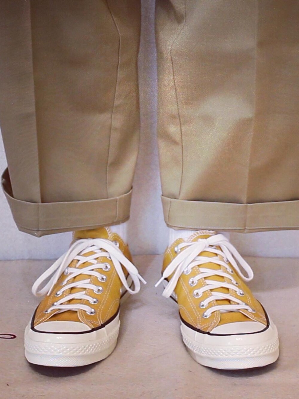 「リーバイス、Levi's、コンバース、Converse Chuck Taylor 70's、チャックテイラー70s、チャックテイラーct70」｜「Levi'sのアイテム（チノパンツ、ベージュ系）」を使った、goemonsantakuさん（メンズ・171cm）の夏コーディネートの1枚目の写真