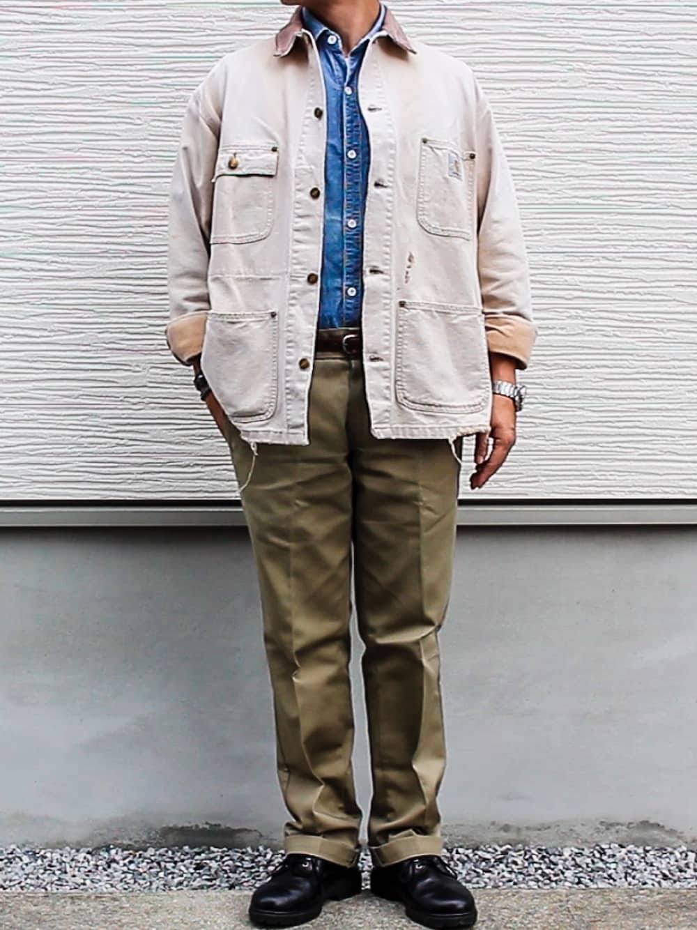 「カーハート、ディッキーズ(Dickies)、ベージュコーデ、ゴエモンさんタク、ワークウェア、カバーオール、経年変化、色落ち」｜「Carharttのアイテム（カバーオール、ベージュ系）」を使った、goemonsantakuさん（メンズ・172cm）の秋コーディネートの1枚目の写真