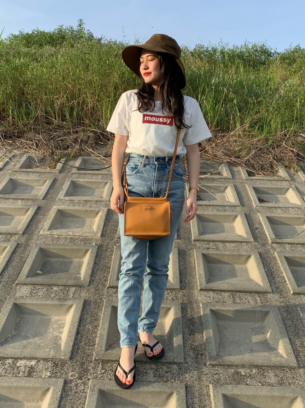 「今日のコーデ、お洒落さんとつながりたい、低身長コーデ、ootd、デニムコーデ、白Tシャツ、moussy、白Tシャツ×デニム、バケットハット、春夏コーデ」｜「SLYのWIDE BUCKET バケットハット（ハット、グリーン系）」を使った、MIYUNAさん（レディース・145cm）の春コーディネートの1枚目の写真